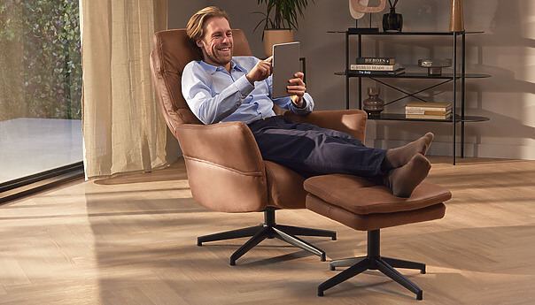 Taylor relaxsessel braun mit Hocker